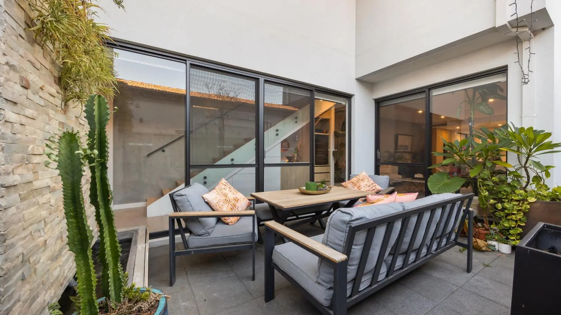 Stylish Mount Lawley Retreat Walk To Beaufort Street Perth Holiday home